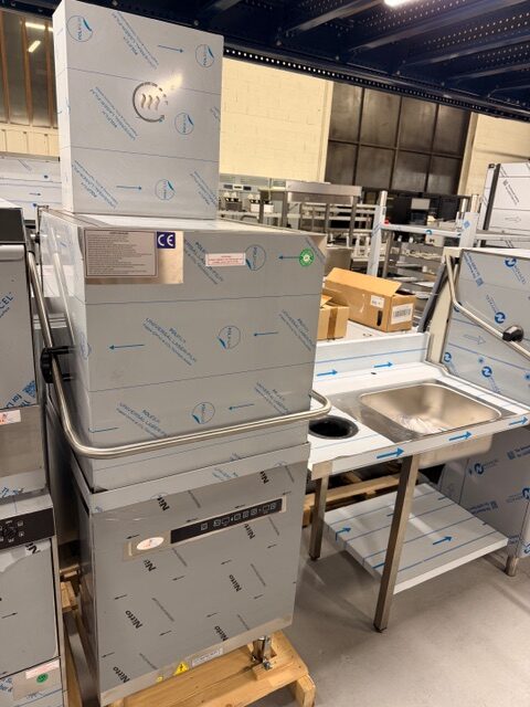 Lave-vaisselle à capot - Digital - 8,7 kW - avec table d’entrée à droite et table de sortie à gauche – Image 9