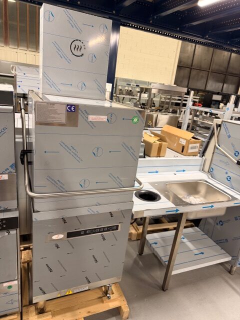 Lave-vaisselle à capot - Digital - 8,7 kW - avec table d’entrée à droite et table de sortie à gauche – Image 8