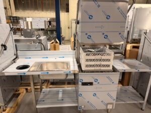 Lave-vaisselle à capot - Digital - 8,7 kW - avec table d’entrée à droite et table de sortie à gauche